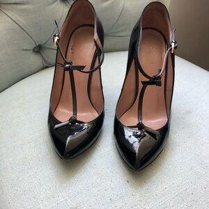 Gucci Black Patent T‑Strap Pointed Toe Pumps - Women